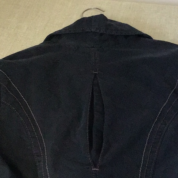 Guess Jeans VGUC unique black jean jacket, 3 button up, buttons on sleeves - Picture 15 of 16